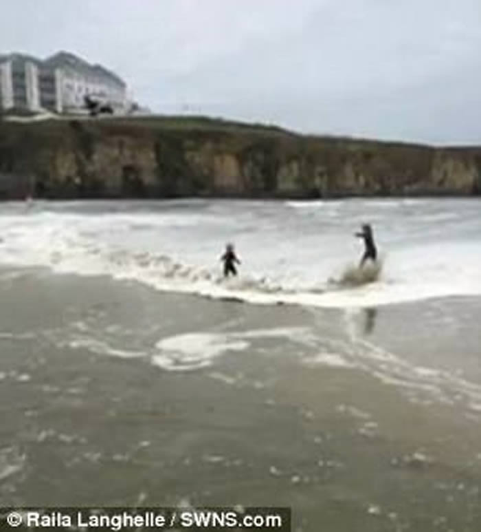 英国康沃尔郡沙滩怪浪 女孩险被卷走