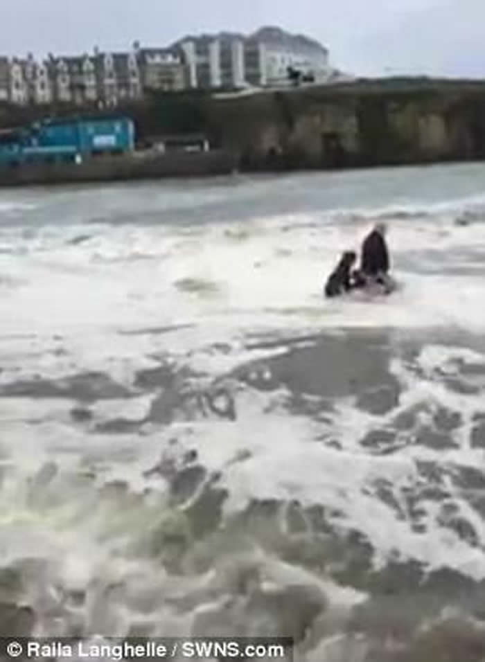 英国康沃尔郡沙滩怪浪 女孩险被卷走