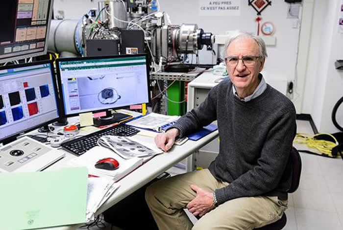 图为2017 年 12 月 15 日,地球科学教授约翰•瓦莱 (John Valley) 在美国威斯康星大学麦迪逊分校 (University of