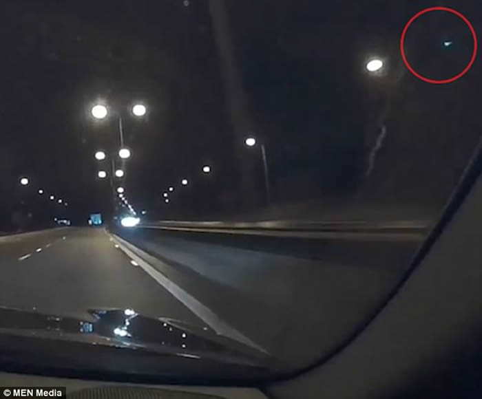 火流星:英国除夕夜现巨型绿色火球