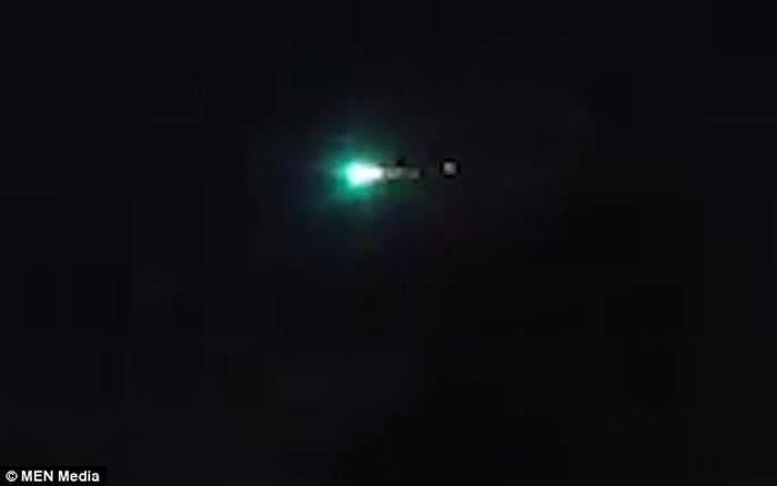 火流星:英国除夕夜现巨型绿色火球