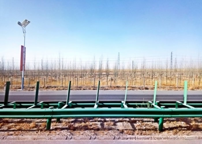 当局又在青藏铁路沿线建设绿色通道造林近27万亩。