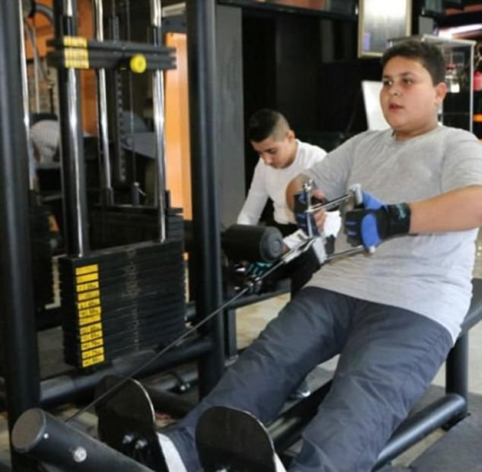 哈立德(右)希望透过健身减重。