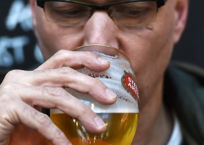 专家建议在酒樽上印上酒精可以致癌的字句。(资料图片)