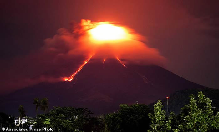 菲律宾吕宋岛东南端马荣火山开始喷出岩浆 近期很可能发生灾难性爆发