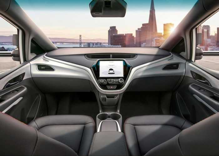 驾驶座上没有方向盘。