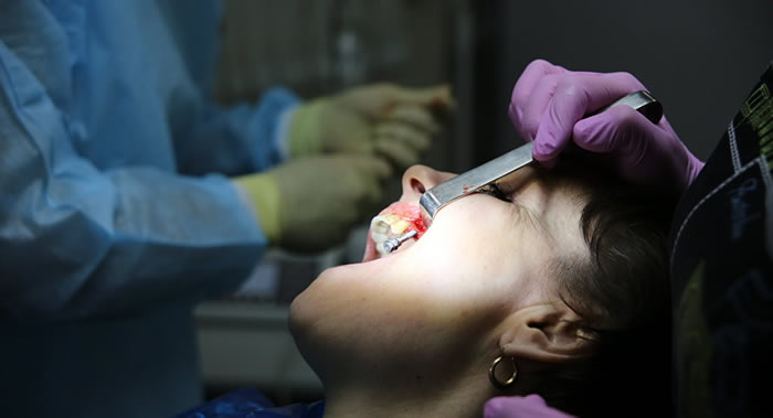 《国际老年病学与老年学》:英国伦敦皇家学院科学家研究指使用假牙会使人营养不良