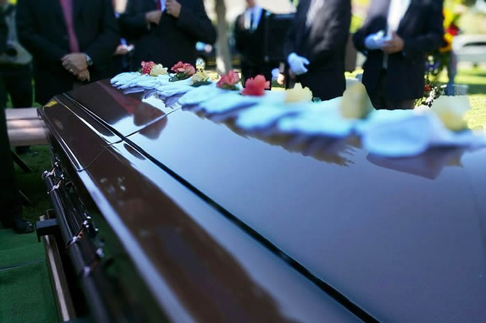 真实版《玫瑰瞳铃眼》 ：南非女子猝死 10天后棺材中产子
