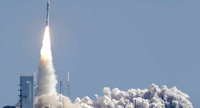 搭载美国空军卫星的“宇宙神-5”火箭在佛罗里达州发射升空