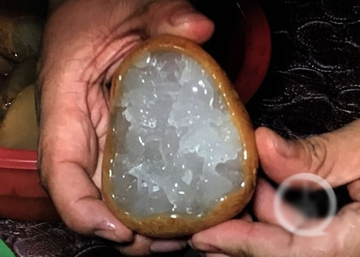 重庆市江津区百年古镇塘河镇发现的石英质硒玉为新玉种 掀寻玉潮