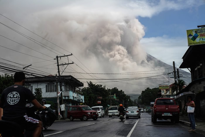 火山灰遮天蔽日,意味火山即将爆发。