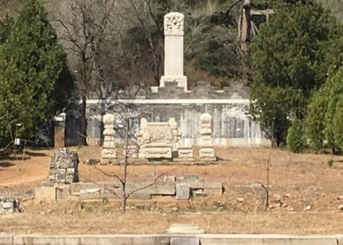 崇祯皇帝陵园内的一对石烛台曾被盗走。