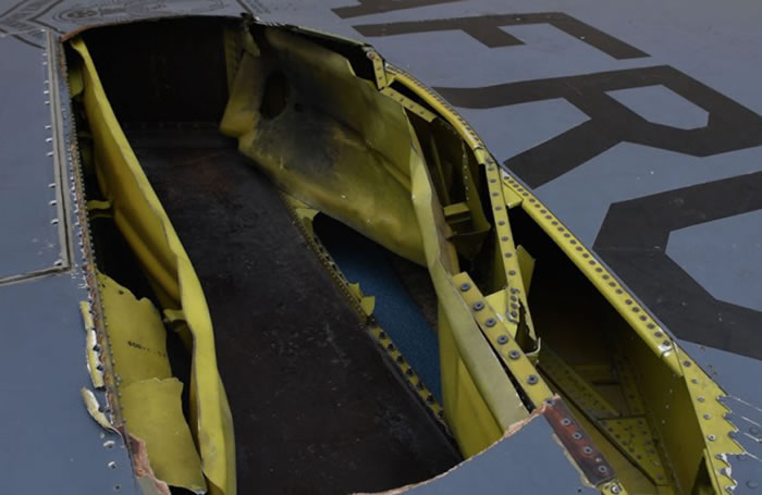 美国B-52“同温层堡垒”轰炸机被闪电击中 机尾现大洞