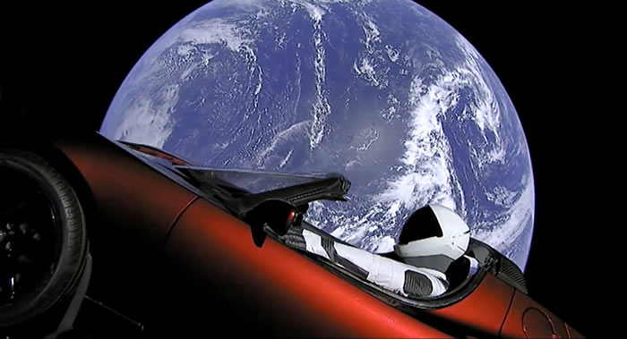 SpaceX伊隆·马斯克将自己的钱包落在已经飞往太空的特斯拉电动敞篷跑车里