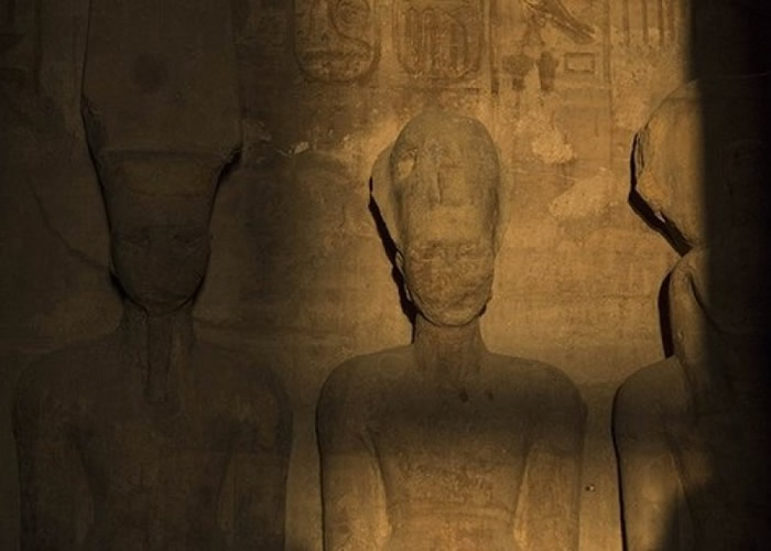 ʯ�����硰��üӳ֡����������ϡ�