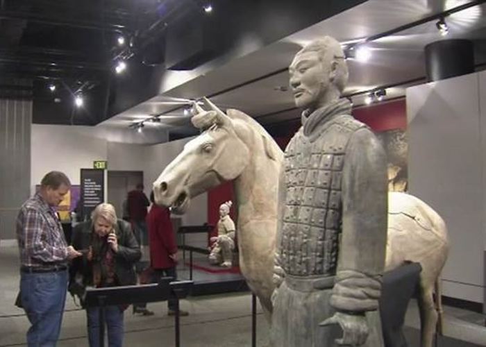 美国费城富兰克林学会博物馆一尊兵马俑展品被人掰走手指