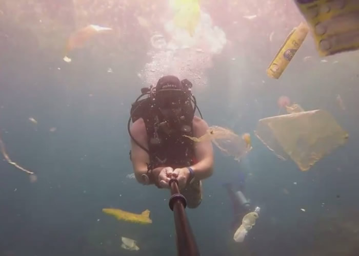 英国游客到印尼巴厘岛潜水拍到恐怖景象:海底成为塑料垃圾地狱