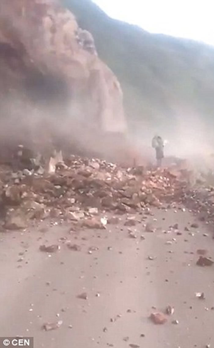 秘鲁南部高地发生山泥倾泻 女子无视危险遭活埋