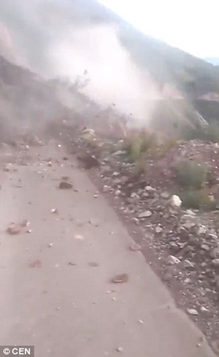 秘鲁南部高地发生山泥倾泻 女子无视危险遭活埋