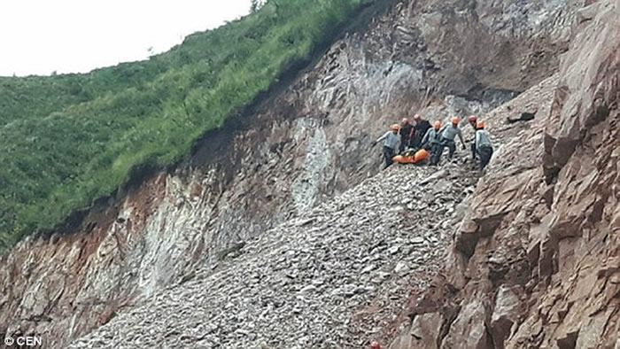 秘鲁南部高地发生山泥倾泻 女子无视危险遭活埋