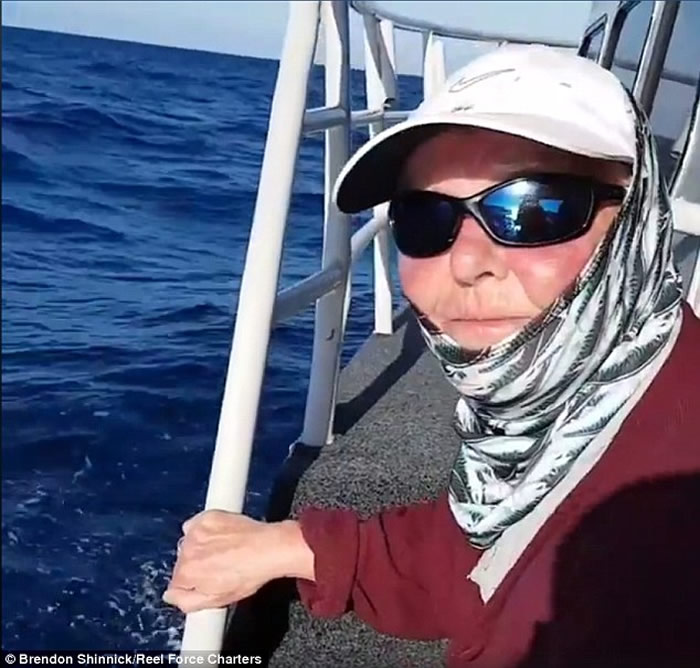 英国妇人到澳洲出海钓鱼 钓到重达62公斤重巨型鲈鱼