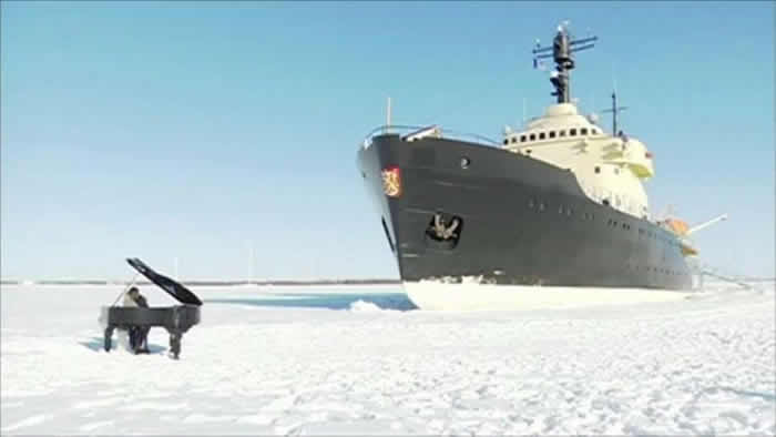 瑞士钢琴家阿诺尔德(Gabriel Arnold)在波罗的海冰面钢琴独奏 破冰船震撼入镜