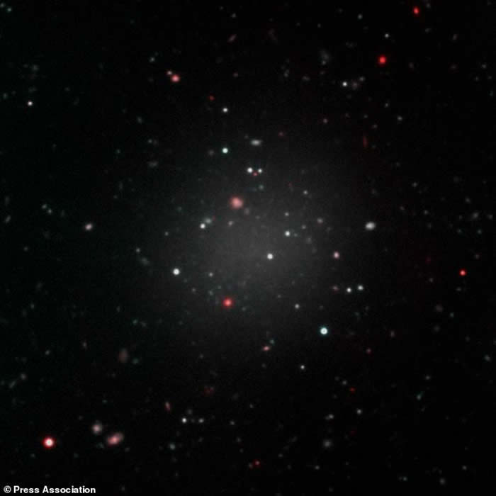 天文学家借助哈勃望远镜发现鲸鱼座中有个没有暗物质的奇怪星系NGC1052-DF2