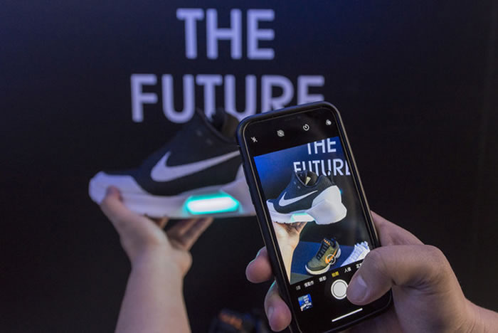 随着马达启动,鞋底也会发出蓝光,潮度破表。