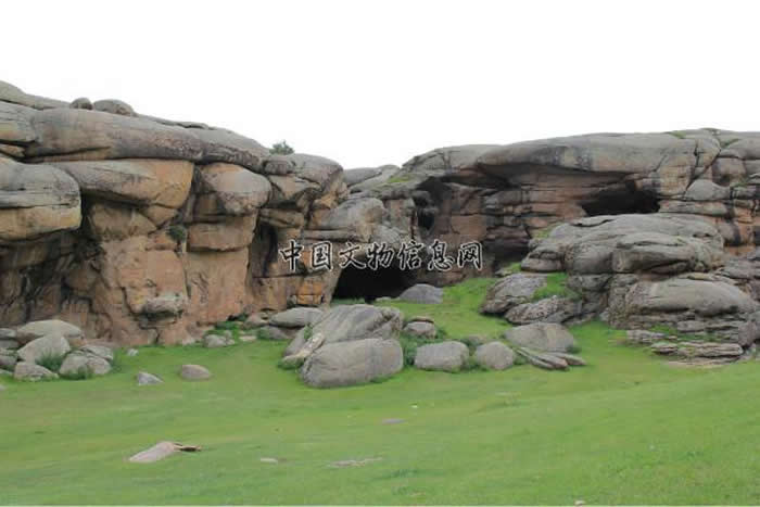 新疆吉木乃通天洞遗址及其环境