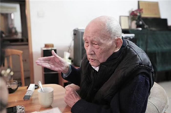 ������ͷ�ǹ����Ŀ���ߡ�101�������ѧ�Һ���־����