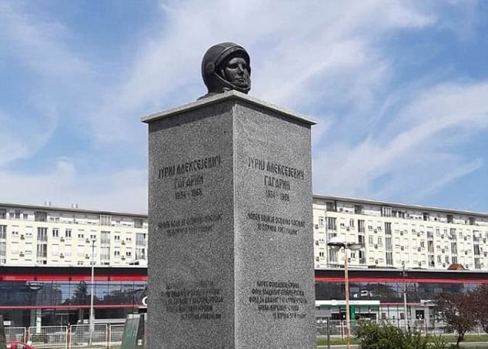 加加林头像头小身大,展出数日即被大批贝尔格莱德市民投诉。