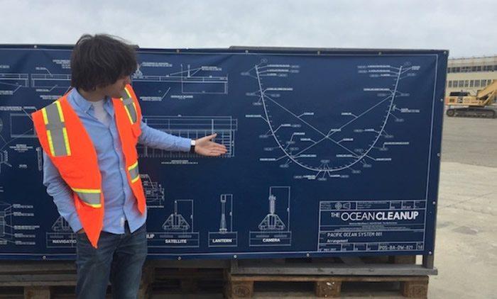 斯拉向记者展示该机器的介绍图。