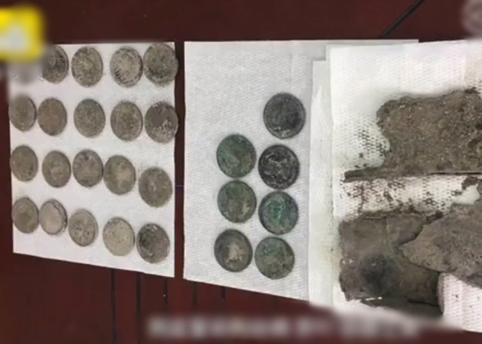 镇政府在警方帮助下,从村民手上取回少部分钱币。