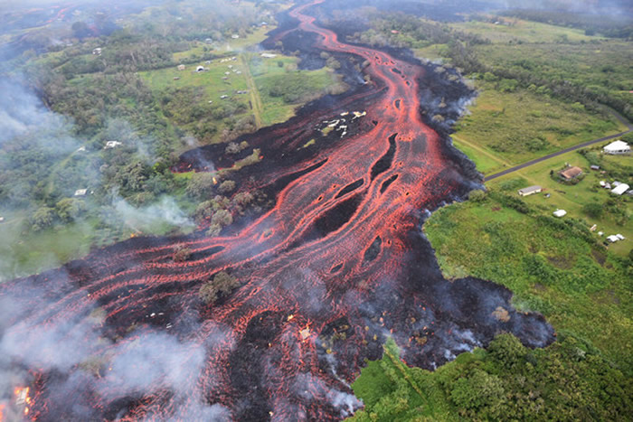 美国夏威夷基拉韦厄火山熔岩流入湖泊 整座湖水全蒸发