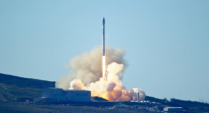 SpaceX成功发射搭载通信卫星的“猎鹰9号”火箭