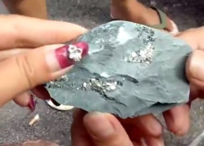 村民在地盘发现大量金色发光的石头。