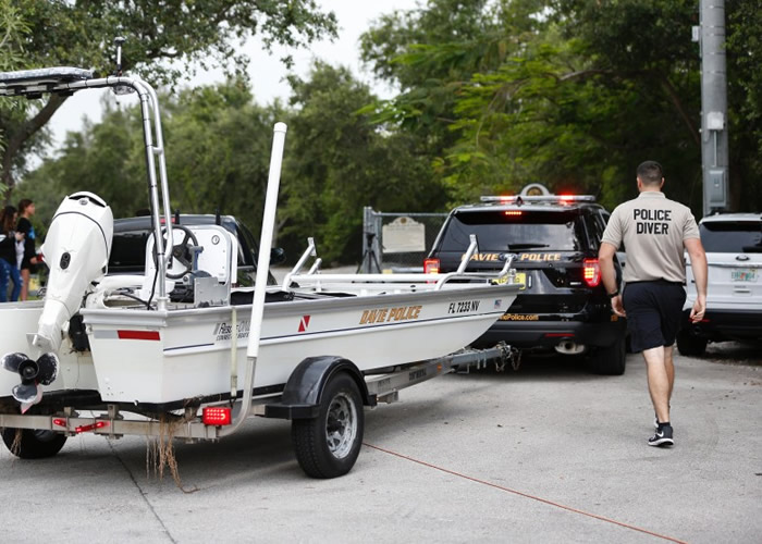 佛州警方出动快艇调查事件。