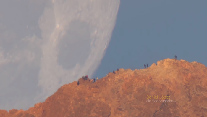 NASA发布影片:巨大月亮快速接近山脊 就像是从天上掉下来