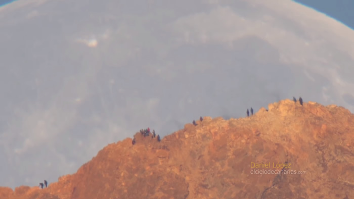 NASA发布影片:巨大月亮快速接近山脊 就像是从天上掉下来