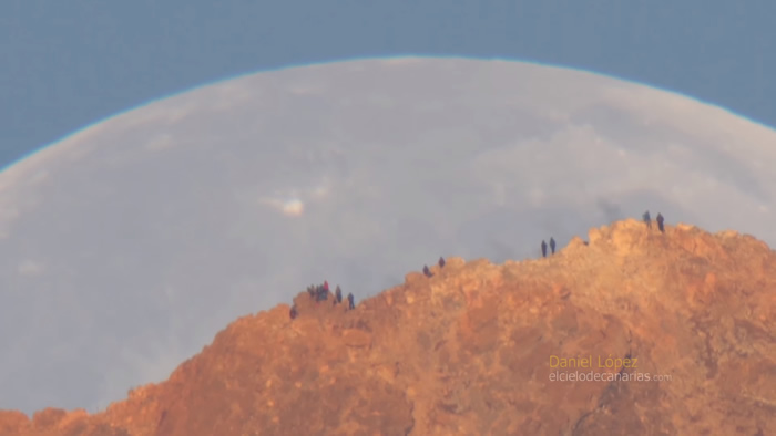 NASA发布影片:巨大月亮快速接近山脊 就像是从天上掉下来