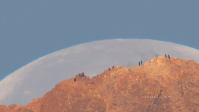 NASA发布影片:巨大月亮快速接近山脊 就像是从天上掉下来