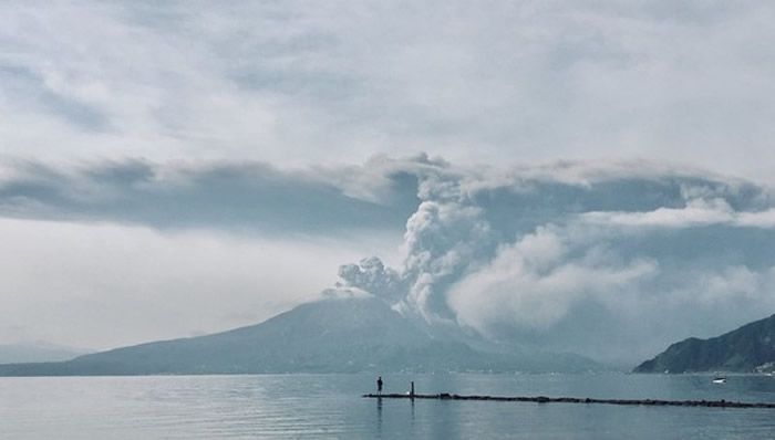 日本九州鹿儿岛市樱岛火山发生大规模喷发 网友：好像世界末日