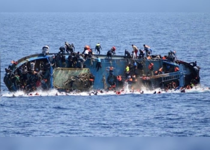 去年全球的难民人数创下新纪录,图为一艘翻侧的难民船。