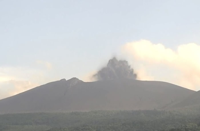 日本九州新燃岳火山再爆发 火山灰升2600米高空