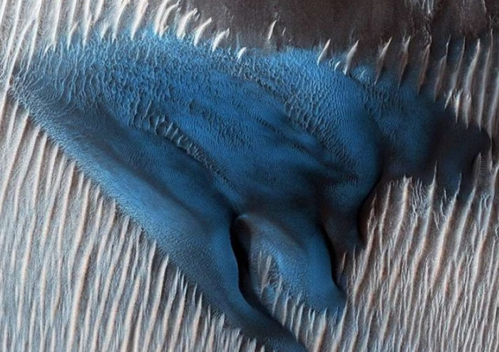 火星部分沙丘呈绿松色,令人目瞪口呆。