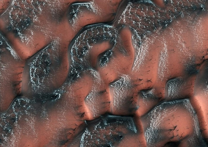 除绿松色外,美国太空总署亦拍得深绿色的火星沙丘。