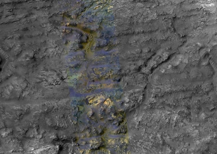 呈黄色等较浅的颜色,代表该区的岩石曾经变动过。