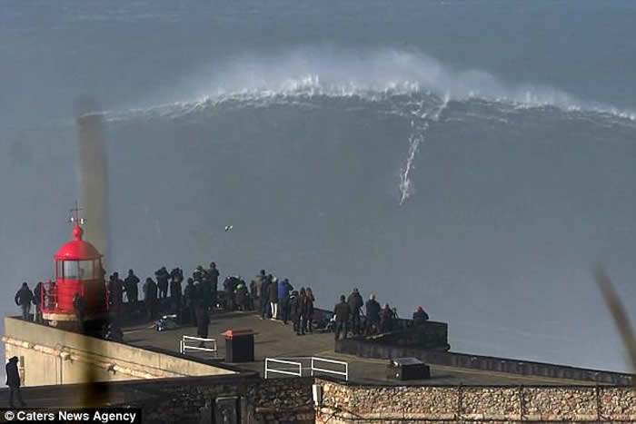 50岁滑浪好手Ross Clarke-Jones征服葡萄牙30米巨浪