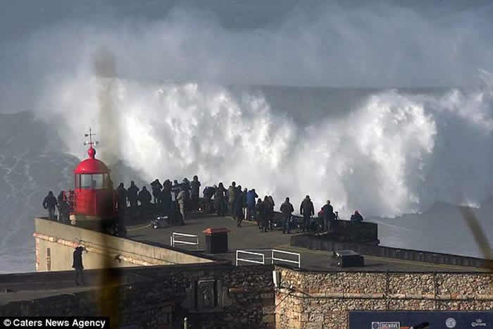 50岁滑浪好手Ross Clarke-Jones征服葡萄牙30米巨浪