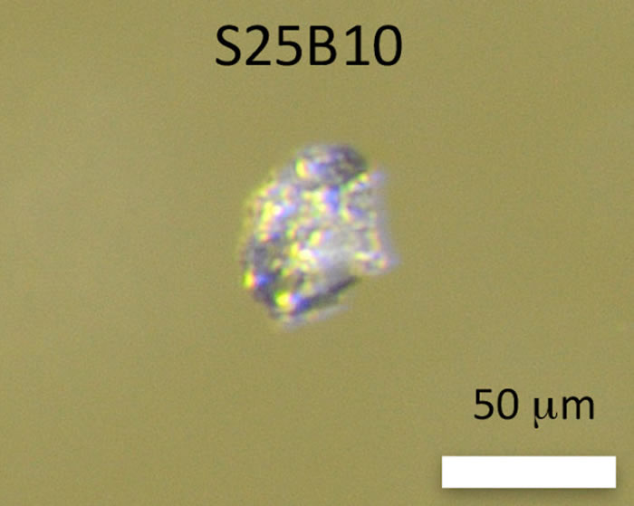 科学家从一颗2011年发现、名为“黑美人”(Black Beauty)的火星陨石中抽取44克锆石矿物样本化验,相信火星地壳外层于45.47亿年前已硬化